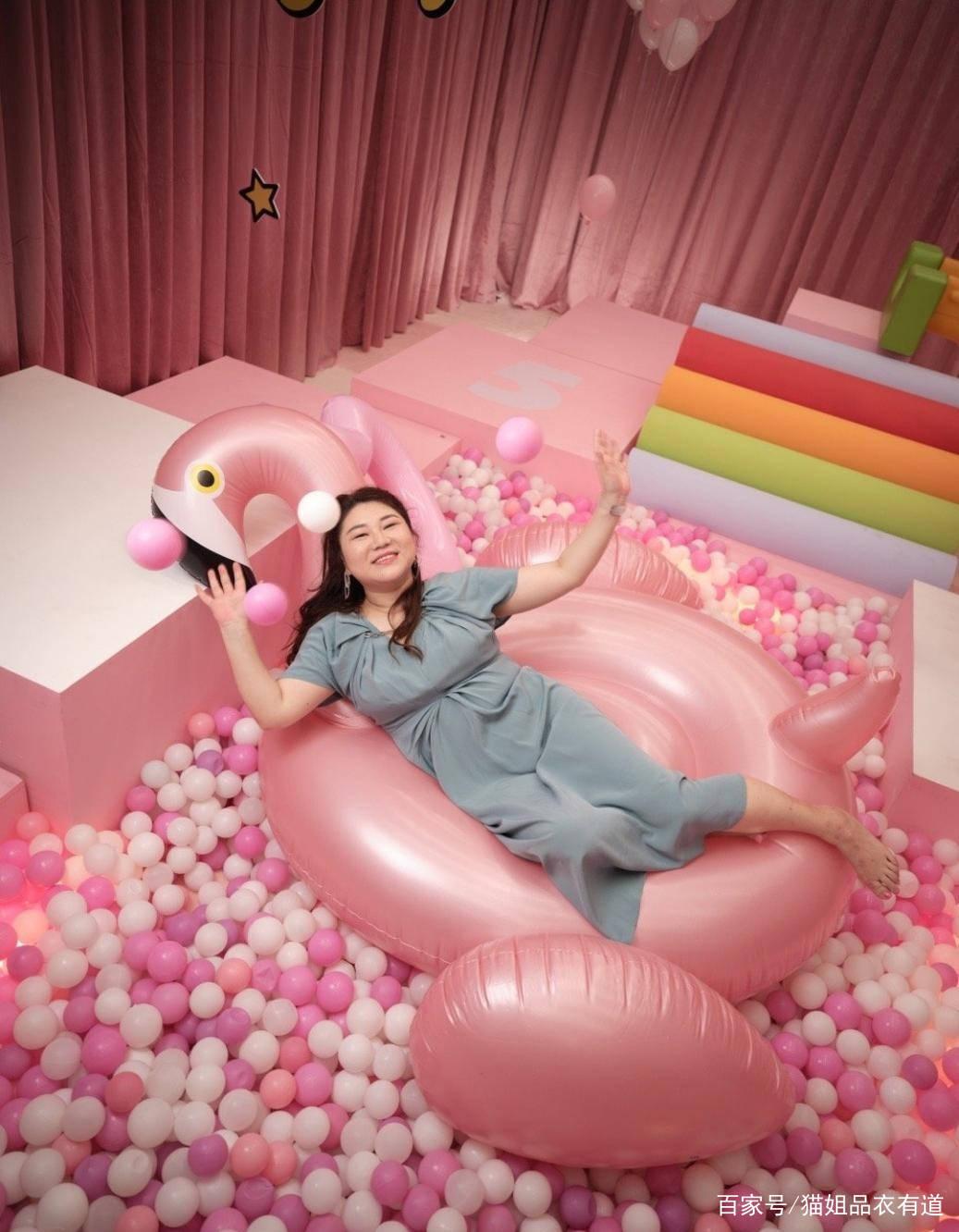 整体|一手捧红范爷的杨天真会穿，穿连衣裙也有小蛮腰，丰腴身材有看头