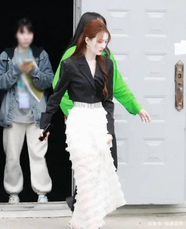 美貌|徐璐和妈妈一起出行，穿露腰装秀S身材曲线，美貌基因绝了