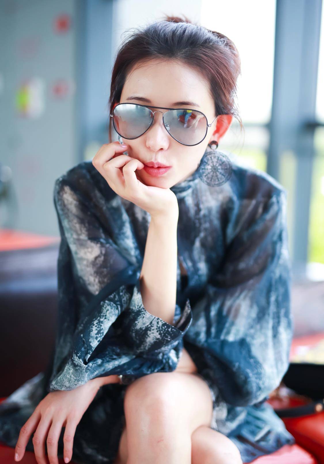 林志玲|44岁林志玲娇嫩欲滴，水墨画裙卖萌凹造型，网友：看腿就够了