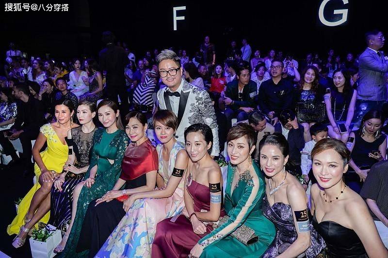 整体|陈法蓉越老越有韵味,穿绿色V领礼服端庄稳重,高挑时髦真贵气