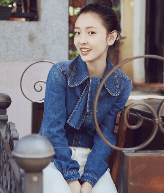 身材|张雨剑一家三口度假真幸福，吴倩光脚穿露腰装，身材恢复得真好