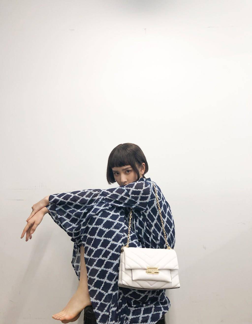 个性|宋祖儿晒私服照，一袭格纹轻纱裙配俏皮短发，复古又不失少女感