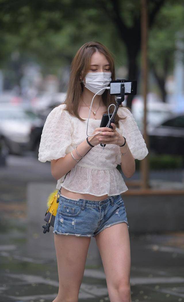 服装|低腰裤如何穿着更显身材？露腰不像花边那样，穿着朦胧美的花边