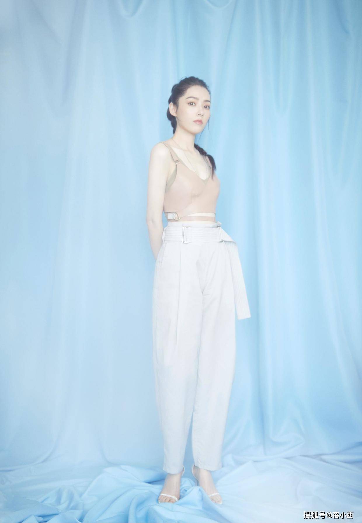 黑色|向太儿媳郭碧婷又惊艳了我，简单穿黑色抹胸裙，就美出了国际范