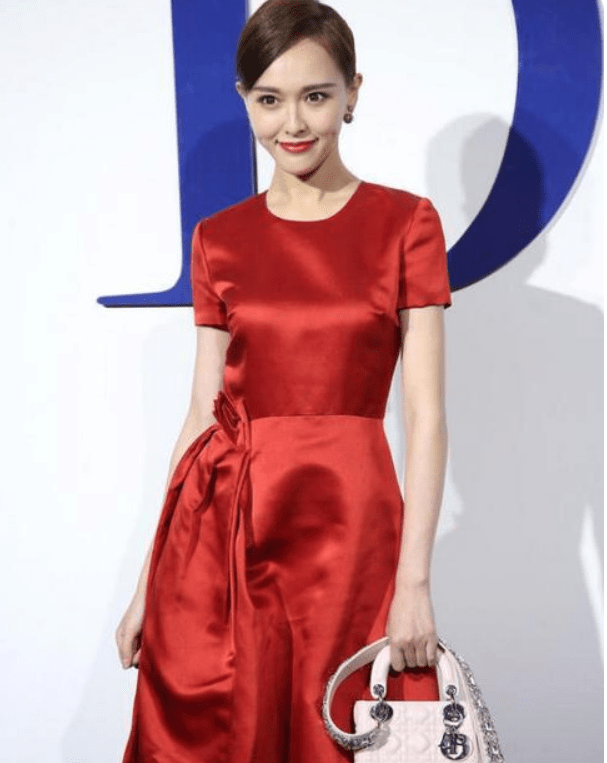 一身|唐嫣挑战“央视风”穿搭，一身正红西装优雅端庄，连气质都升华了