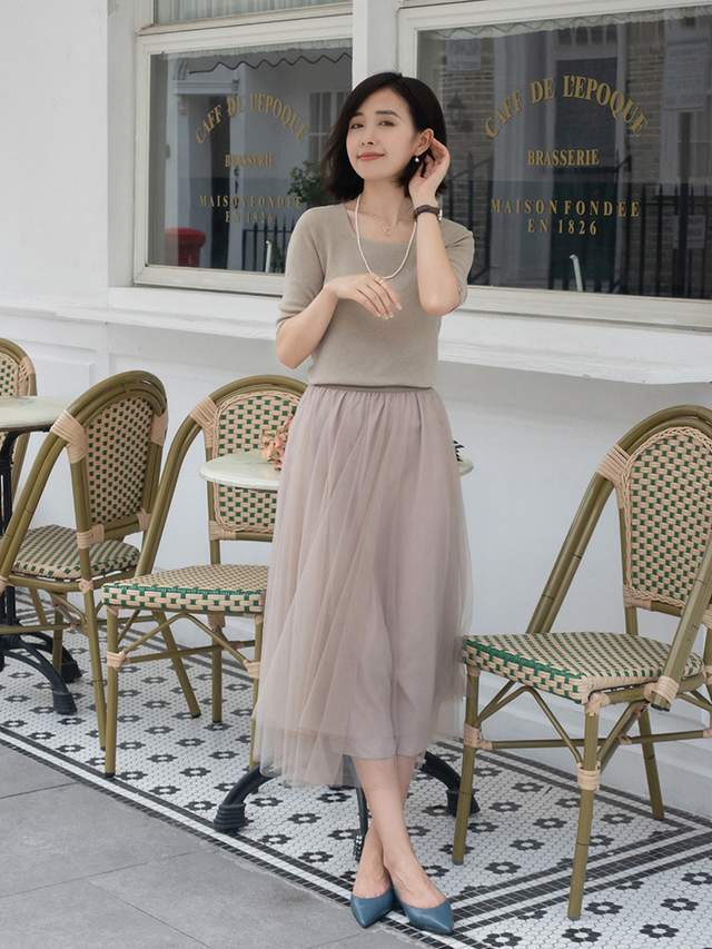都能|35岁的女人怎么穿才优雅?条纹针织衫配A字网纱半身裙,高级洋气