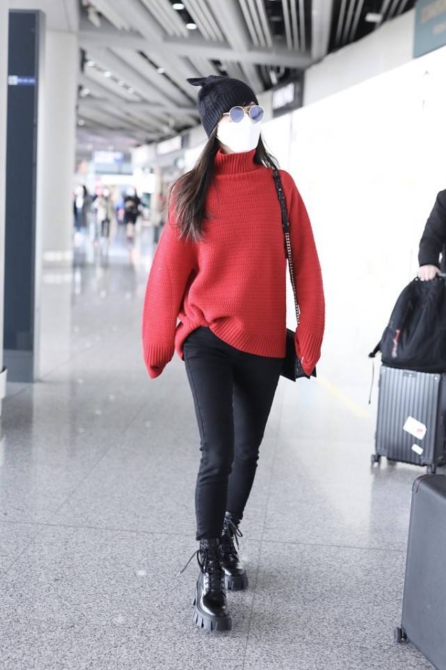 颜色|张静初真有电影人的高级感，穿红色V领的裙子，也照样不显低俗