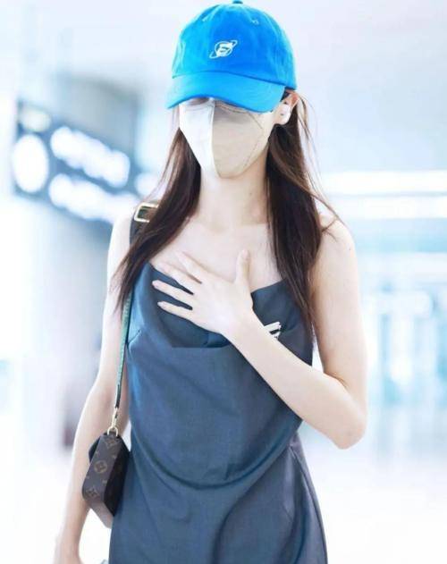 设计|金晨也太瘦了吧？穿吊带连衣裙露出纸片身材，幸好有气质撑着