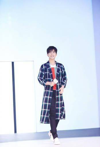 整体|杨洋“眼镜杀”男友力满满，穿西装利索潇洒，“精英范”十足