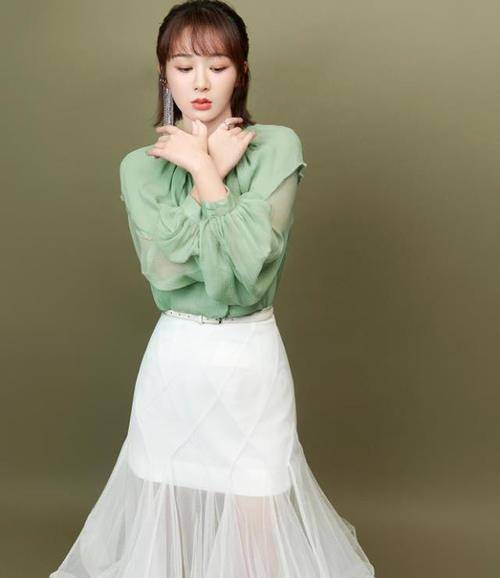 魅力|杨紫单身后瘦上瘾了？别人挤不进的鞋子，她还要绑上蝴蝶结