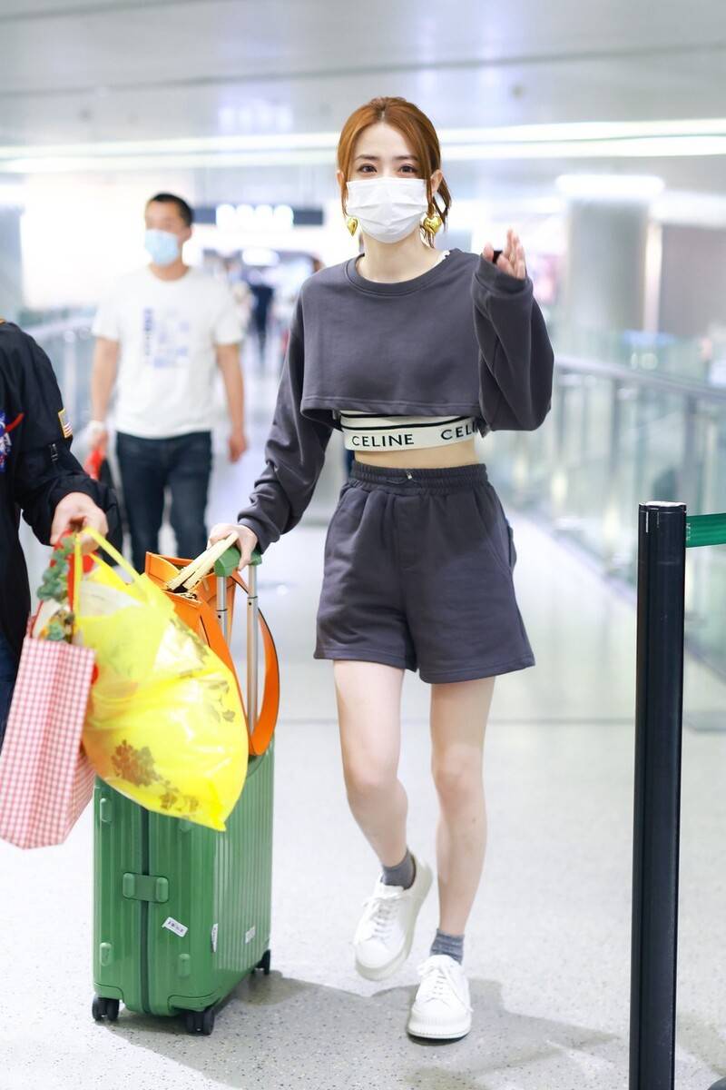 增加了|徐璐上衣喜欢“短一截”，露脐衫+高腰裤很洋气，这样穿回头率高