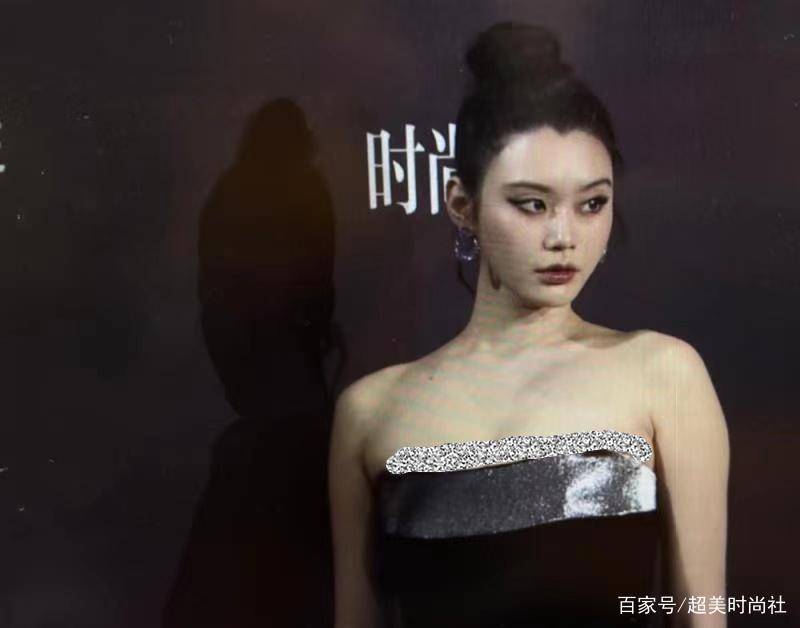 何猷君|奚梦瑶去医院做产检，隔天在芭莎派对穿紧身裙秀腰，身材圆润不少