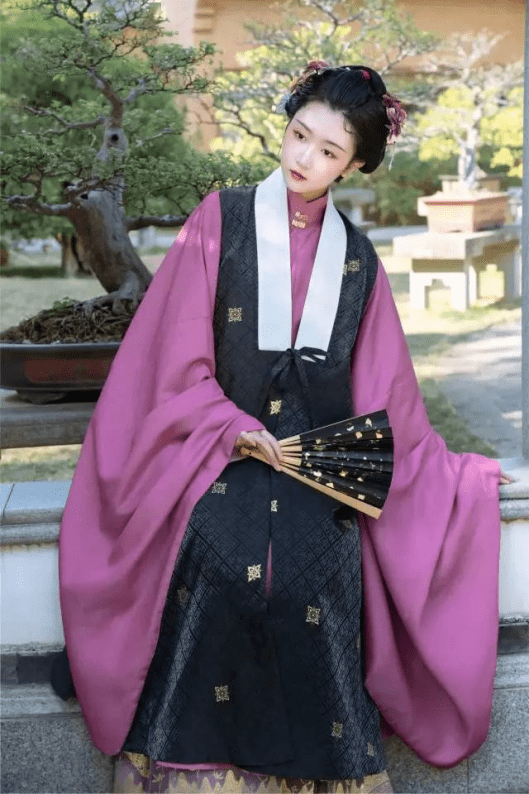 进行|谁说比甲只有对襟直领的？交领比甲照样存在~