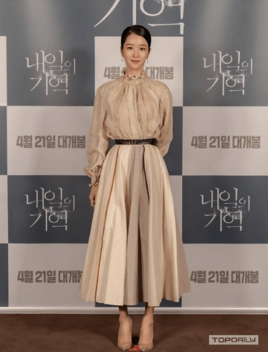 设计|“水蛇腰”徐睿知穿连衣裙,依旧遮掩不住腰细,颜值能碾压众女星