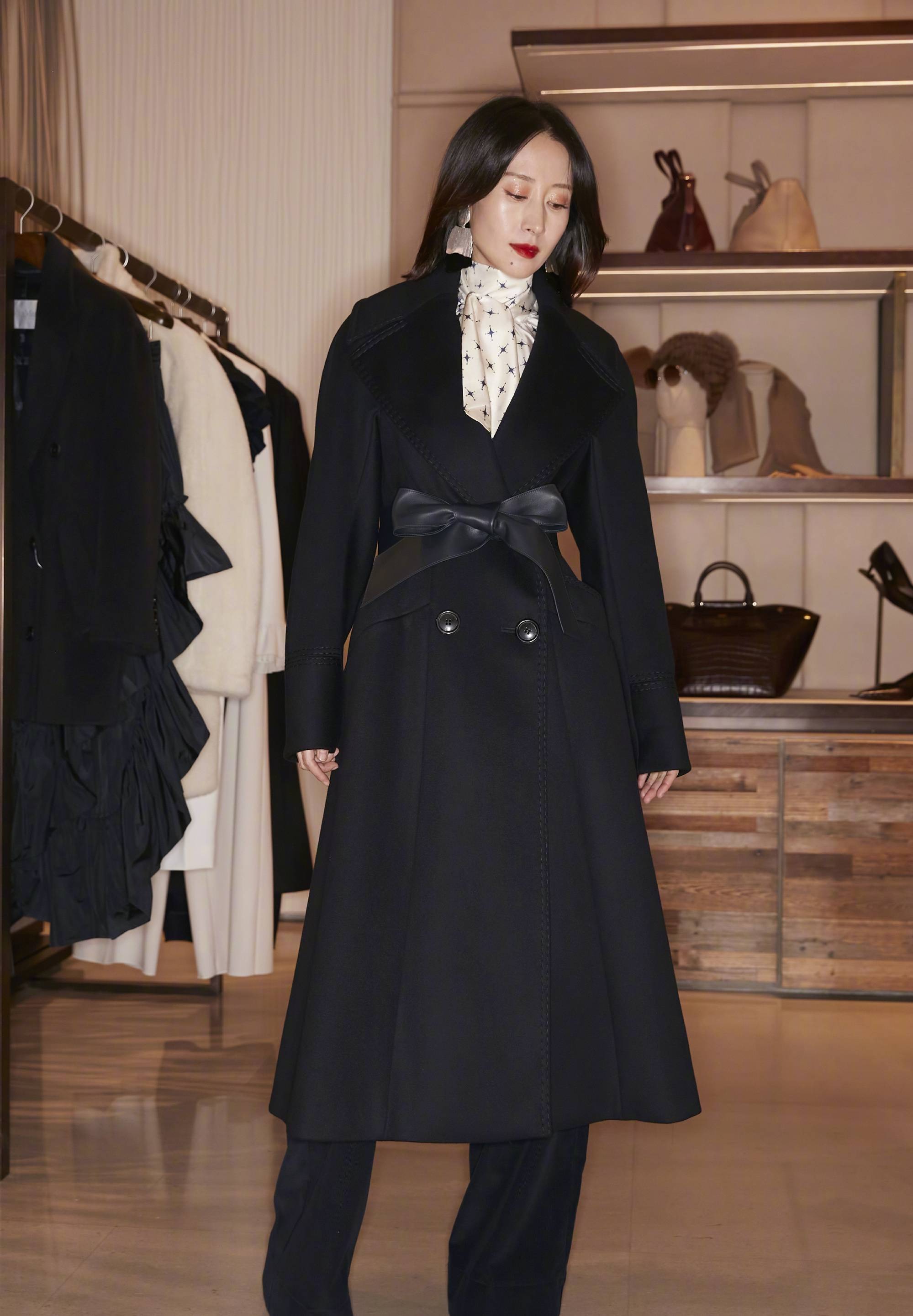 刘敏涛|45岁刘敏涛这么少女?穿粉色西装现身,尽显甜美和可爱