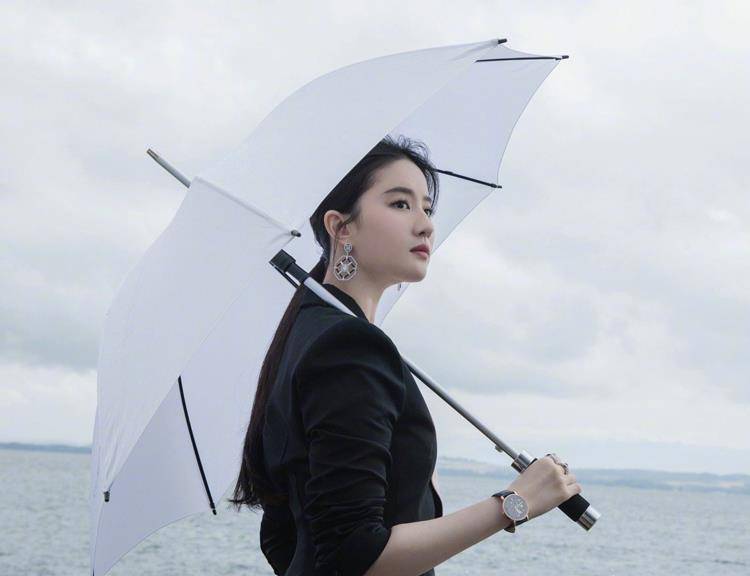 魅力|刘亦菲再现“西装杀”！一袭黑色西服撑伞漫步海边，网友：超美