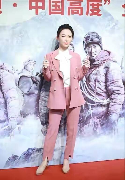 小姑娘|潘晓婷罕见走机场，穿粉T配瑜伽裤像小姑娘，39岁身材保持得真好