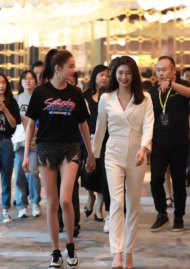 江疏影|关晓彤真给鹿晗长面子！穿短裤秀出漫画腿直接秒杀江疏影，绝了