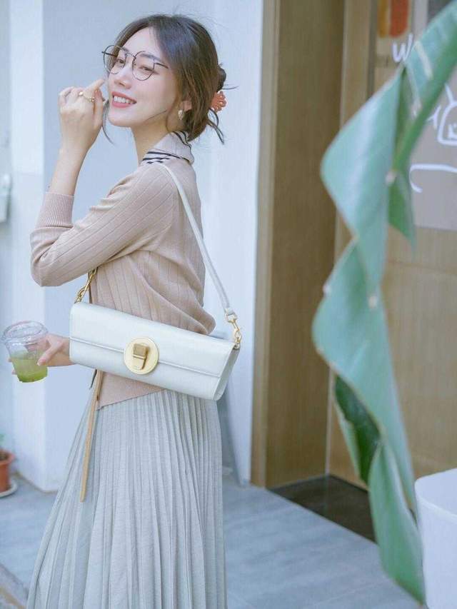 棕色|无针织衫不秋天，搭配百褶裙简约又洋气，青春活力，太好看了