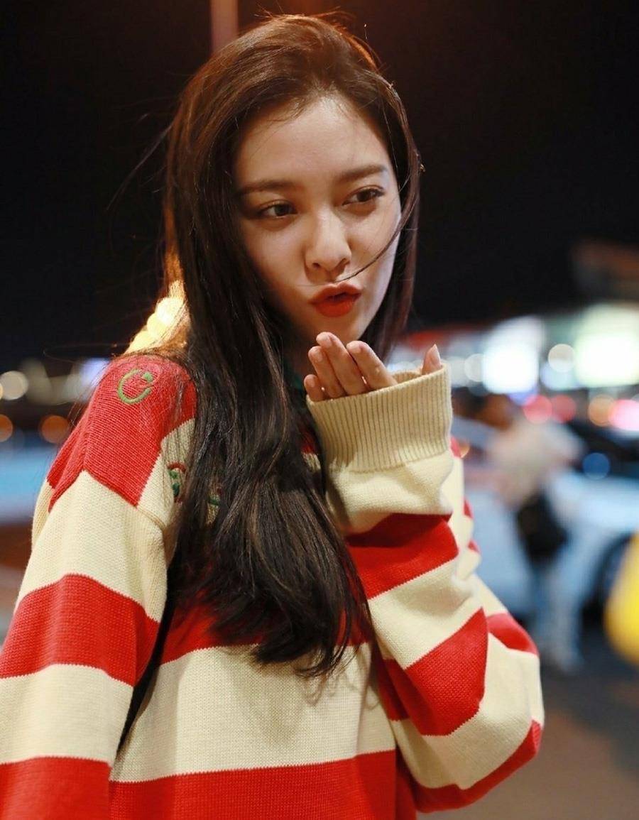 李宇春|169cm宋妍霏与175cm李宇春,同穿红白条纹衫,不是腿长就能赢!