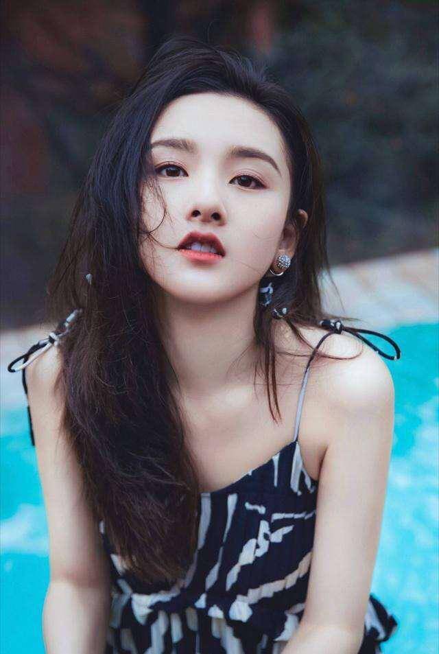 黑色|宋祖儿现身机场，大衣配长裙，大夏天的你这样穿，难道不热吗？