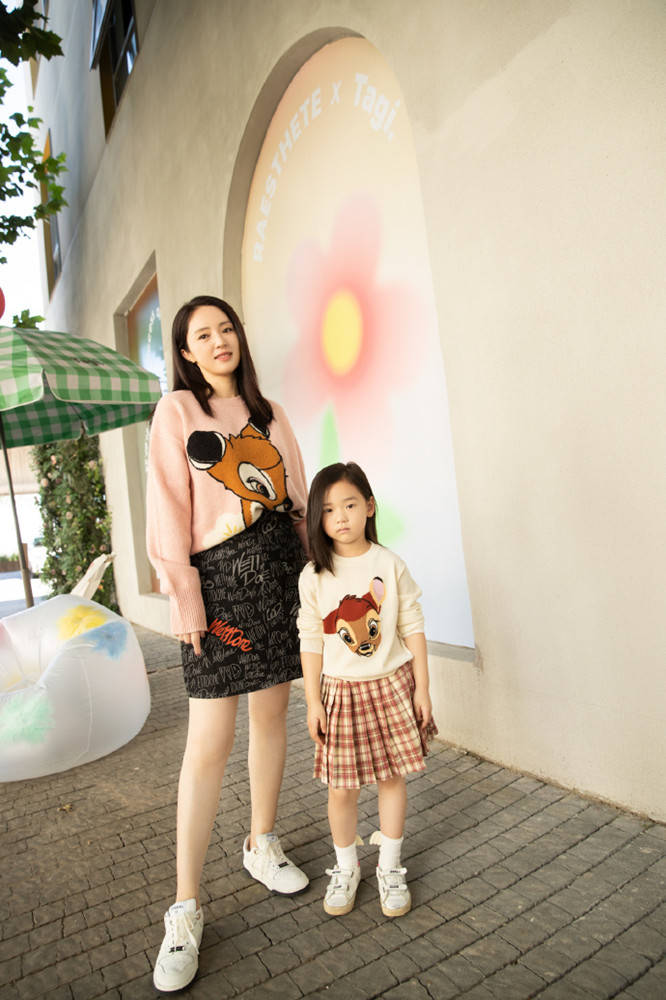 董璇|董璇独自带娃不易，母女穿亲子毛衣，但小酒窝还是越看越像高云翔