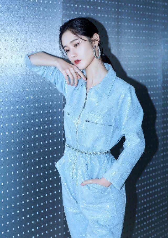 黑色|不愧是湖南台的宝藏主持人，30岁穿起“液体衣”，这腰细到透光