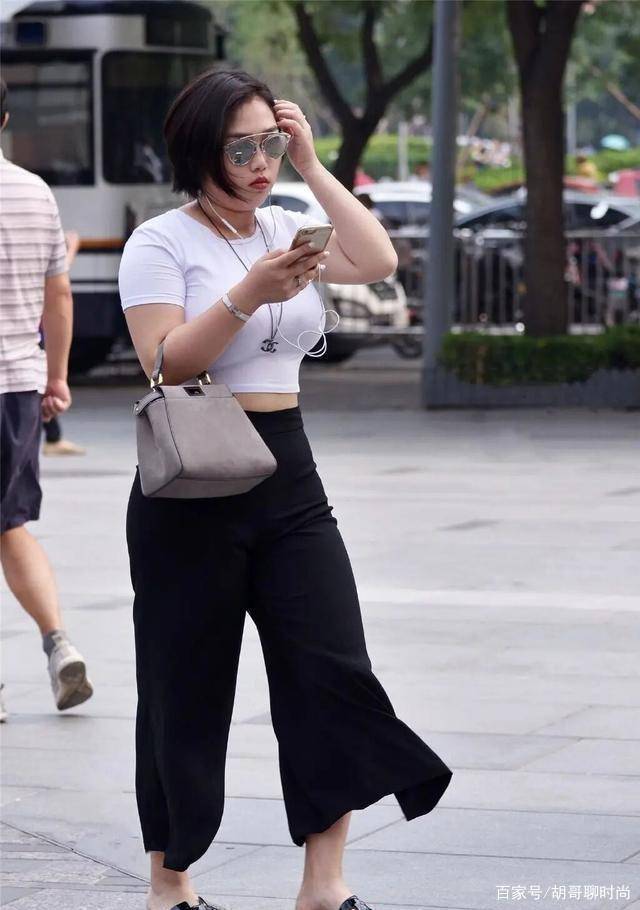 下半身|黑色露腰背心搭配白色封腰打底裤，提升搭配档次，展现完美身材