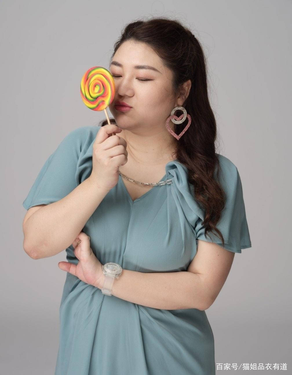 整体|一手捧红范爷的杨天真会穿，穿连衣裙也有小蛮腰，丰腴身材有看头