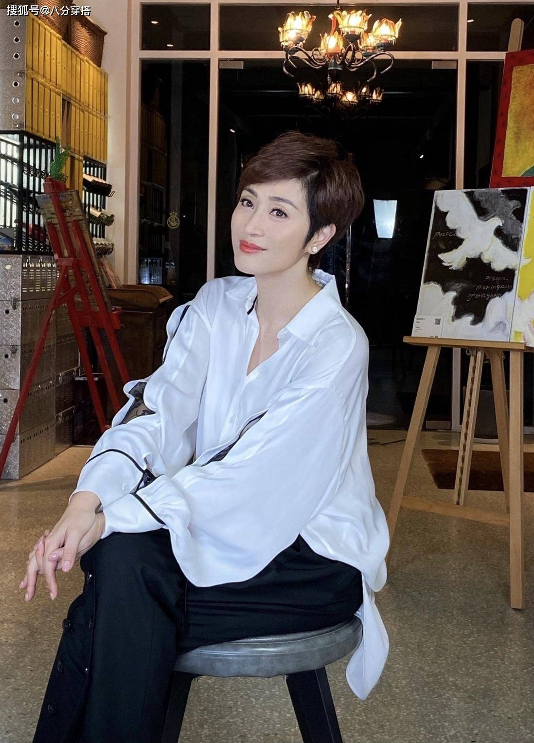 整体|陈法蓉越老越有韵味,穿绿色V领礼服端庄稳重,高挑时髦真贵气