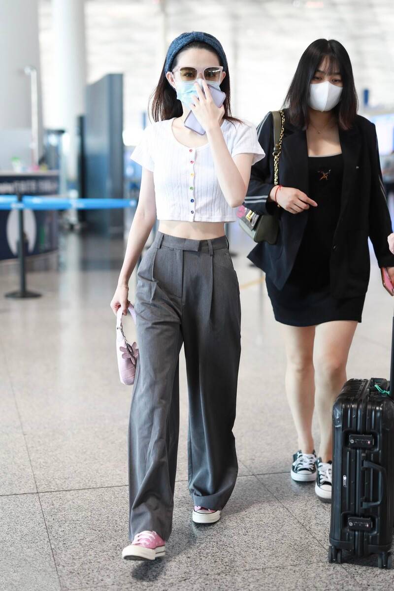 增加了|徐璐上衣喜欢“短一截”，露脐衫+高腰裤很洋气，这样穿回头率高