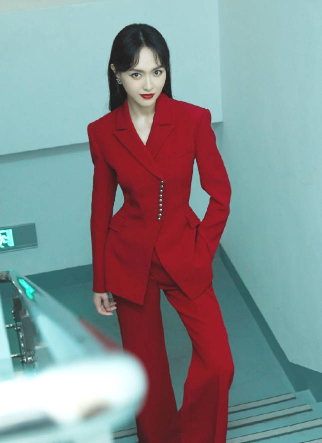 一身|唐嫣挑战“央视风”穿搭，一身正红西装优雅端庄，连气质都升华了