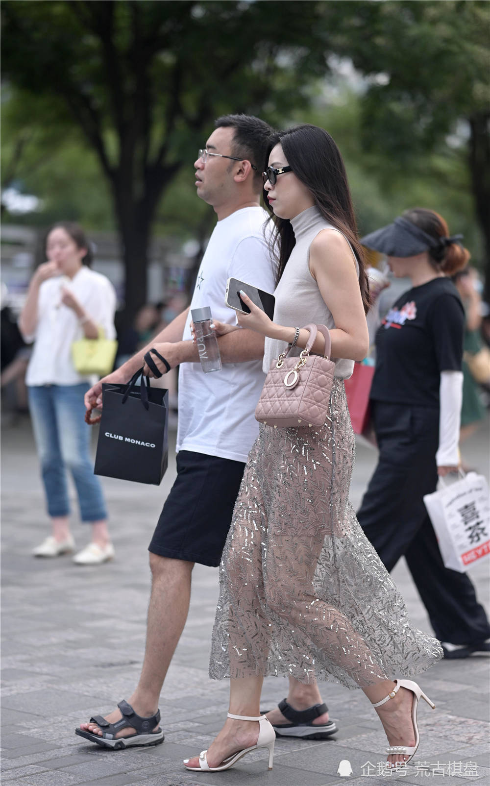 黑色|夏季选择一字带细跟凉鞋,简约清凉,还搭配出时尚大气风格