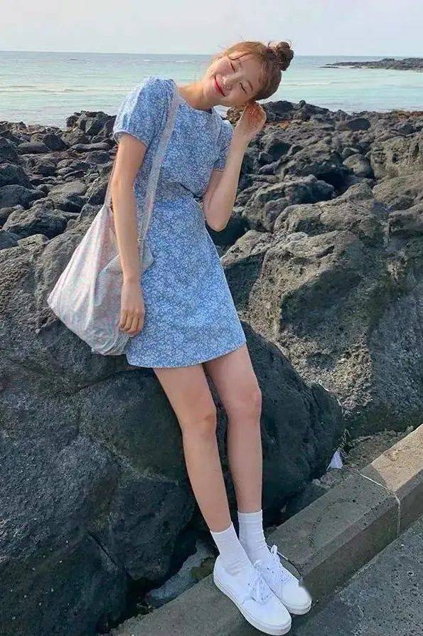 小白|今夏“裙子＋运动鞋”这样穿，就是美得不一样！