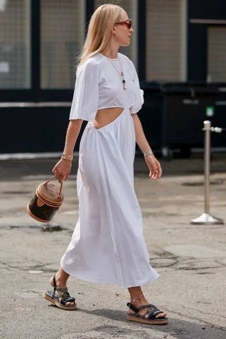 仙女|别总穿运动鞋啦！现在流行“连衣裙＋凉鞋”，好看显瘦又时髦！