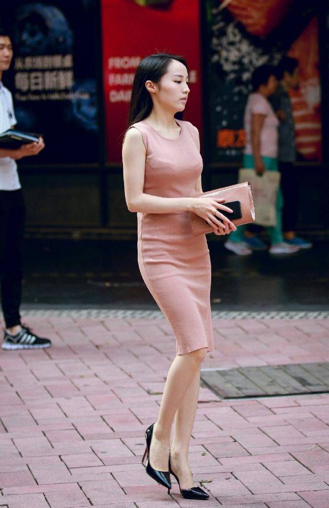 身材|粉色无袖连衣裙有一种让人无法抗拒的美！