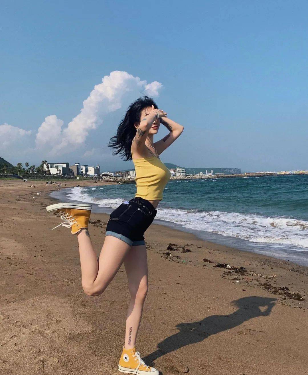 脚踝|2021不要再穿高跟鞋了!今夏“九分裤+运动鞋”正流行!