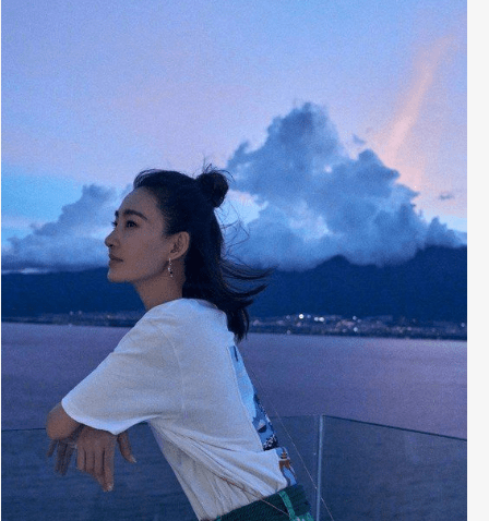 锁骨|36岁王丽坤晒最新照，穿吊带裙秀精致锁骨，民族风情大片好惊艳