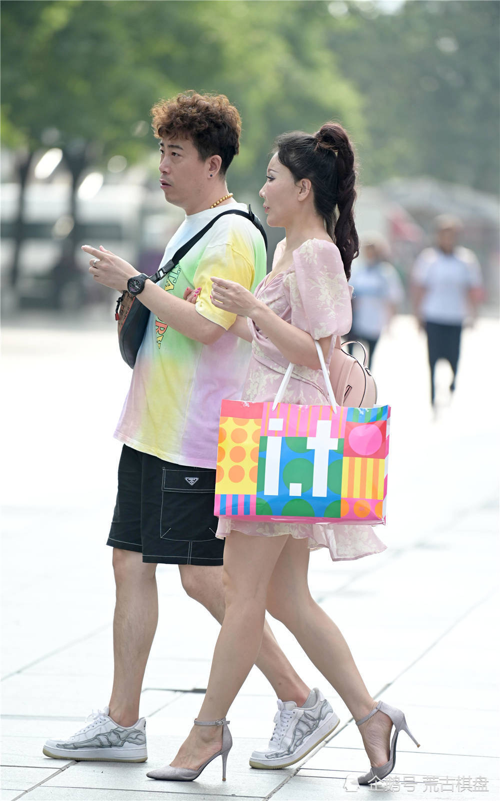 高跟鞋|夏季出门,穿搭要简约时尚,选择细跟凉鞋,衬托身材还有清凉感