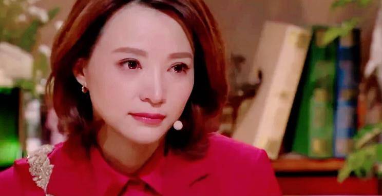 龙洋|董卿现身《朗读者》第三季看片会，“美人在骨不在皮”，气质优雅