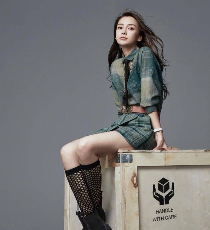 杨颖|31岁杨颖状态真好，穿白色印花T恤现身，这凹凸绝了