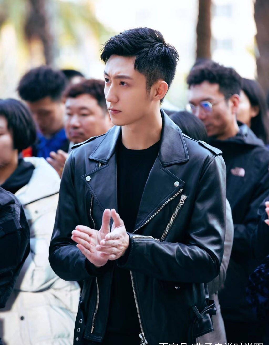 黑色|黄景瑜新戏开机，黑色皮衣牛仔裤，合影站C位帅成焦点