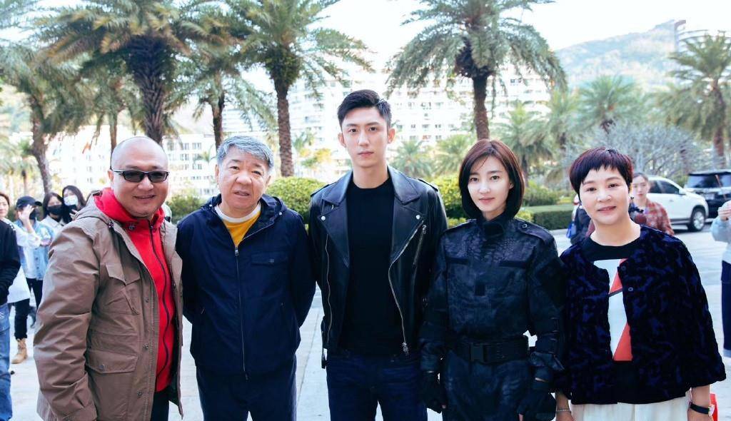 黑色|黄景瑜新戏开机，黑色皮衣牛仔裤，合影站C位帅成焦点