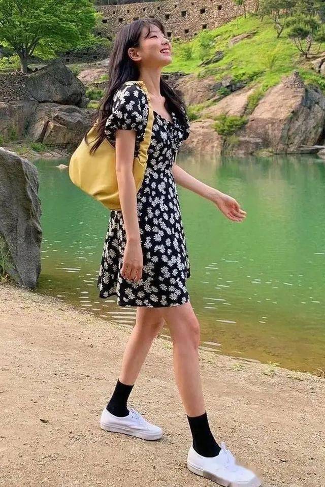 设计|“碎花裙＋运动鞋”才是夏日标配，照着穿回头率超高、拍照超上镜