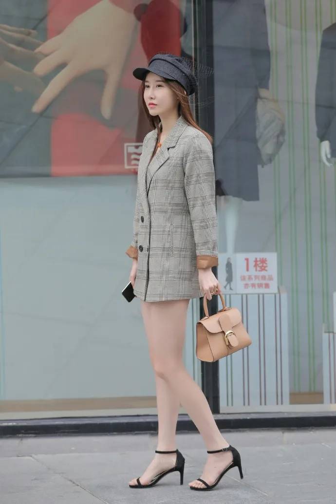 高跟鞋|怎样穿出一双大长腿?时尚西装加精致高跟鞋,青春可人又时髦