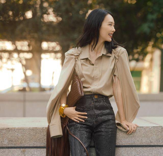 真丝|?童瑶现在真是既帅气又温柔，穿卡其色衬衫配亮片西装裤，看着好酷