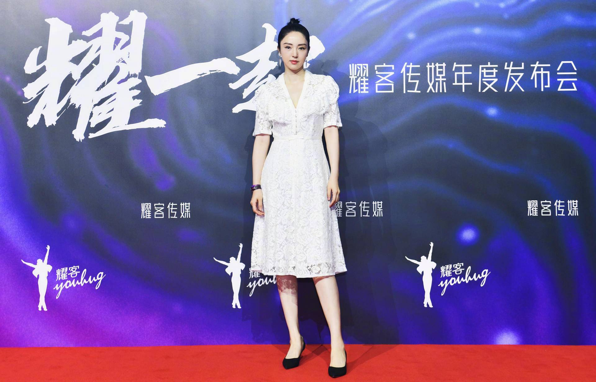 黑色|41岁董璇越活越年轻，穿娃娃裙嫩得似少女，同框4岁女儿像姐妹