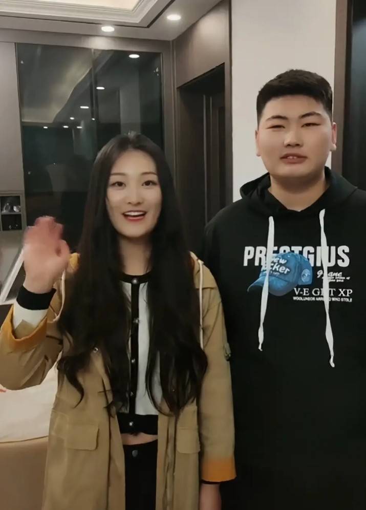 休闲风|大衣哥儿媳变成熟！穿衬衫搭牛仔吊带太时髦，踩高跟鞋太像女强人