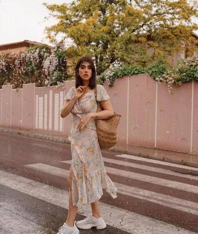 设计|“碎花裙＋运动鞋”才是夏日标配，照着穿回头率超高、拍照超上镜