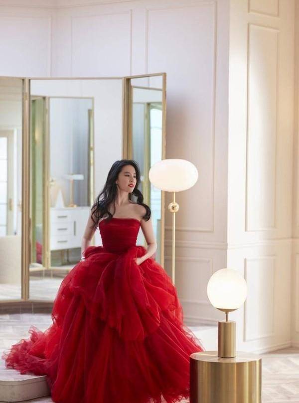 好身材|?又被刘亦菲惊艳了，挑战二次元粉发造型，又甜又酷令人心动